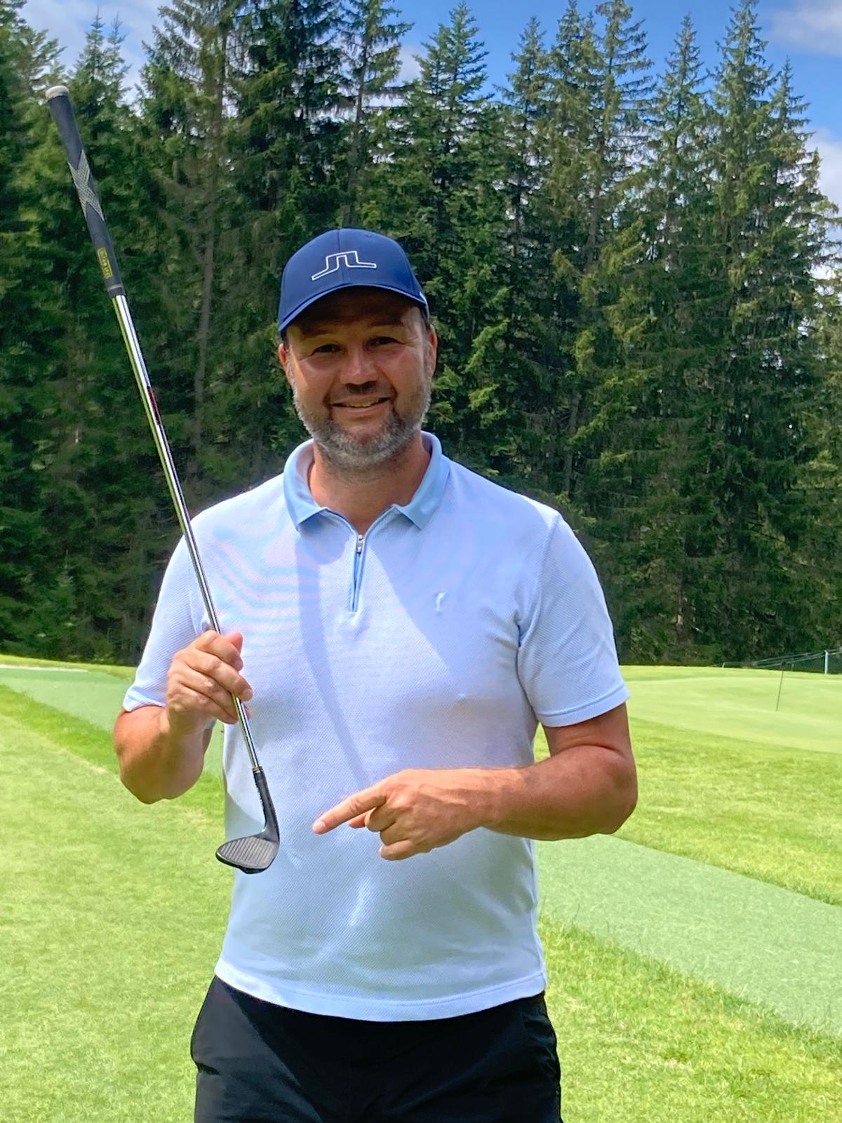 Das Bild zeigt Golftrainer Florian Frischmann