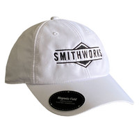 Das Bild zeigt ein SmithWorks® Sommer Sportscap mit Ballmarker unisex weiß