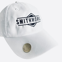 Das Bild zeigt ein SmithWorks® Sommer Sportscap mit Ballmarker unisex weiß