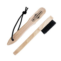 Das Bild zeigt ein SmithWorks® Synthetik Schlägerbürste mit Holzgriff